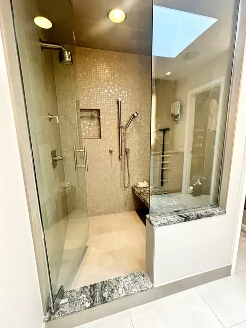 Bath - 4049 Michelline Ln, Northbrook, IL 60062 photo 4 of 8