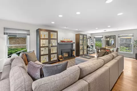Living - 4049 Michelline Ln, Northbrook, IL 60062 photo 2 of 4