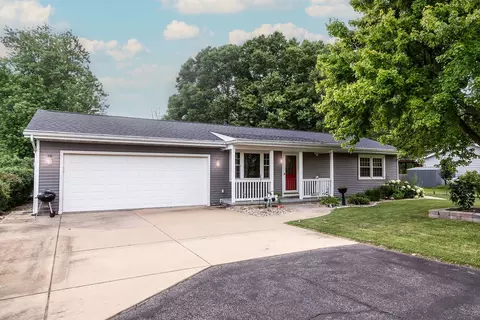 Exterior - 802 N Main St, Eureka, IL 61530 photo 2 of 16