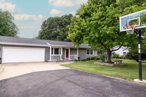 Exterior - 802 N Main St, Eureka, IL 61530 photo 4 of 16