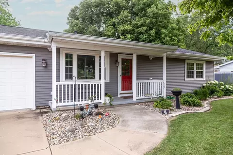 Exterior - 802 N Main St, Eureka, IL 61530 photo 5 of 16