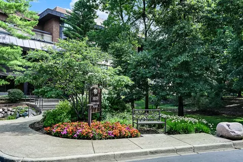 1409 Burr Oak Rd #414A, Hinsdale, IL 60521