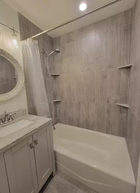 Bath - 841 Valley Stream Dr #A, Wheeling, IL 60090 photo 2 of 3
