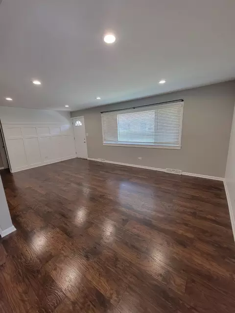 Living - 841 Valley Stream Dr #A, Wheeling, IL 60090 photo 1 of 2