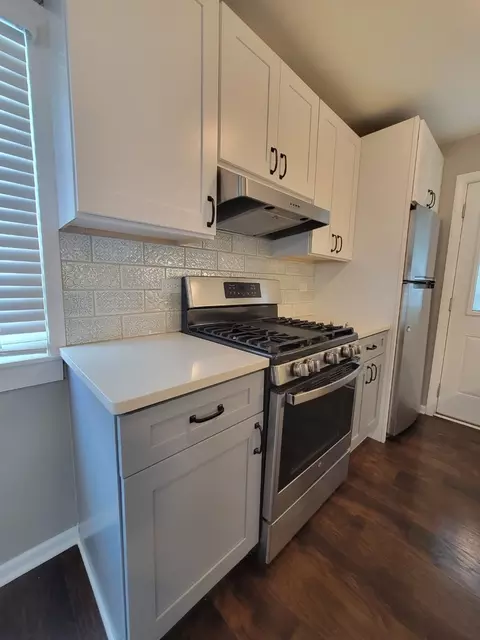 Kitchen - 841 Valley Stream Dr #A, Wheeling, IL 60090 photo 2 of 3