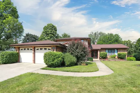 740 Ruskin Dr, Elk Grove Village, IL 60007