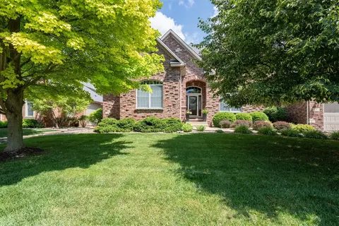 18 Stonebrook Ct, Bloomington, IL 61704
