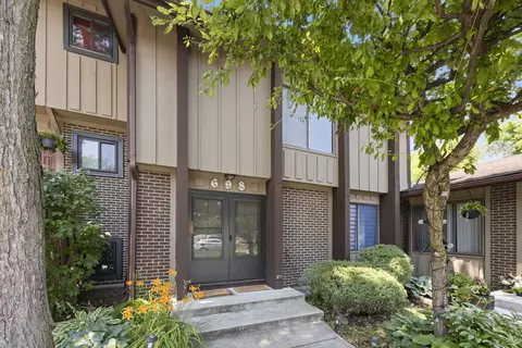 698 Circle Dr, Roselle, IL 60172