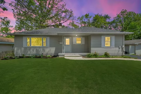 122 Tower Rd, Barrington, IL 60010