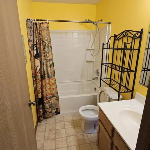 Bath - 1451 Pondview Dr, Belvidere, IL 61008 photo 2 of 3