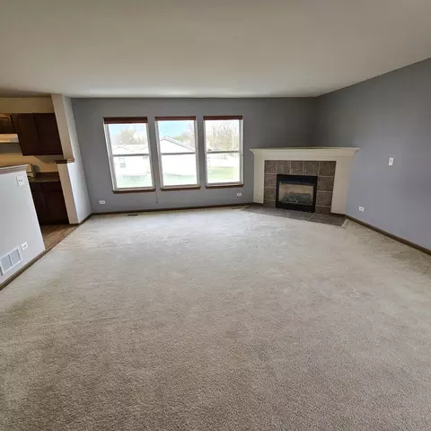 Living - 1451 Pondview Dr, Belvidere, IL 61008 photo 2 of 7