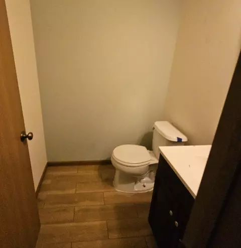 Bath - 1451 Pondview Dr, Belvidere, IL 61008 photo 1 of 3