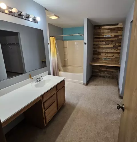 Bath - 1451 Pondview Dr, Belvidere, IL 61008 photo 3 of 3