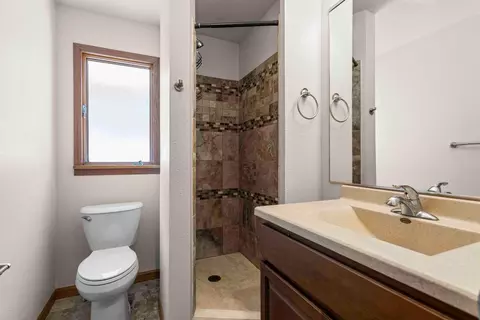 Bath - 1014 Francis Dr, Champaign, IL 61821 photo 3 of 3