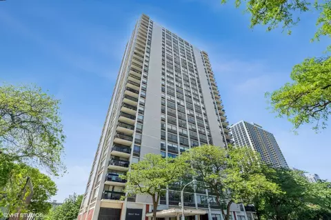 1455 N Sandburg Ter #204, Chicago, IL 60610