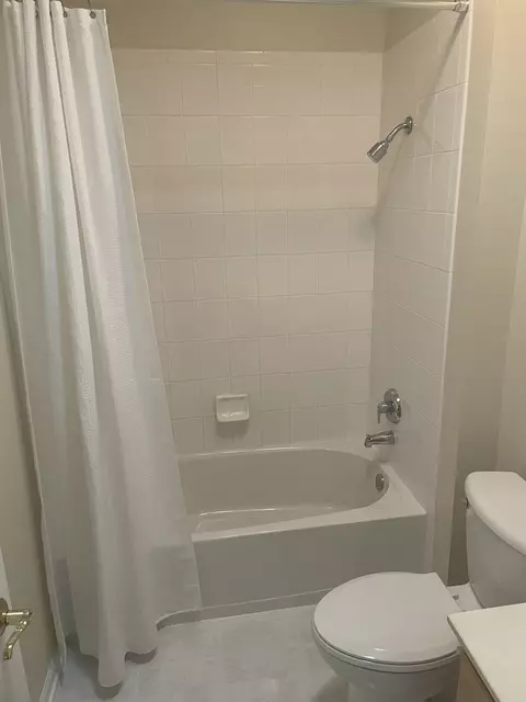 Bath - 21024 W Walnut Ln, Plainfield, IL 60544 photo 3 of 7