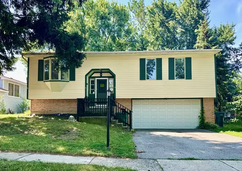899 Carl Ave, Elgin, IL 60120
