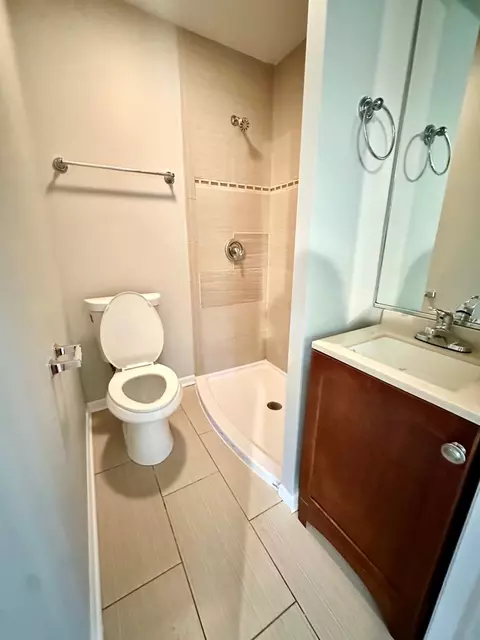Bath - 899 Carl Ave, Elgin, IL 60120 photo 2 of 3