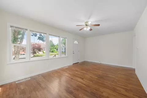 Living - 520 N 10th Ave, Kankakee, IL 60901 photo 4 of 4