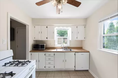 Kitchen - 520 N 10th Ave, Kankakee, IL 60901 photo 2 of 4