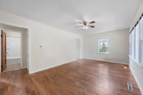 Living - 520 N 10th Ave, Kankakee, IL 60901 photo 2 of 4