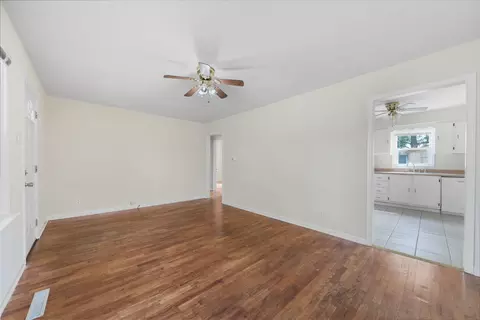 Living - 520 N 10th Ave, Kankakee, IL 60901 photo 3 of 4