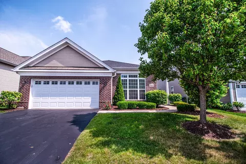 3907 Eagle Ridge Dr, Elgin, IL 60124