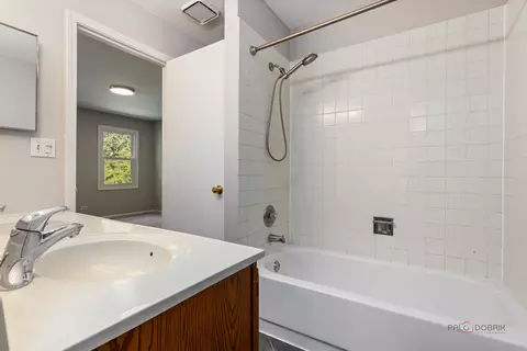 Bath - 601 College Xing, Rolling Meadows, IL 60008 photo 4 of 4