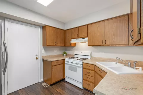 Kitchen - 601 College Xing, Rolling Meadows, IL 60008 photo 2 of 2