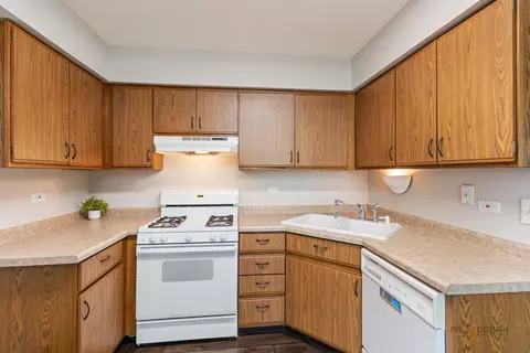 Kitchen - 601 College Xing, Rolling Meadows, IL 60008 photo 1 of 2