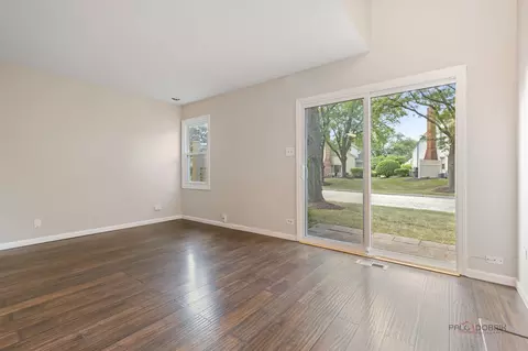 Living - 601 College Xing, Rolling Meadows, IL 60008 photo 2 of 3