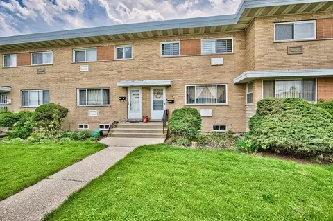 9666 Lois Dr #D, Des Plaines, IL 60016 photo 2