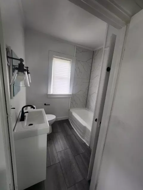 Bath - 1035 S Osborn Ave, Kankakee, IL 60901 photo 1 of 2