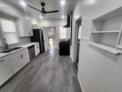Entry Way - 1035 S Osborn Ave, Kankakee, IL 60901 photo 6 of 13