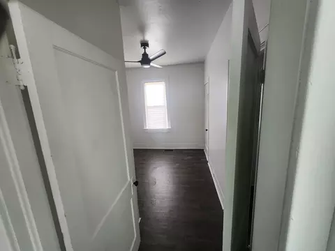 Entry Way - 1035 S Osborn Ave, Kankakee, IL 60901 photo 2 of 13