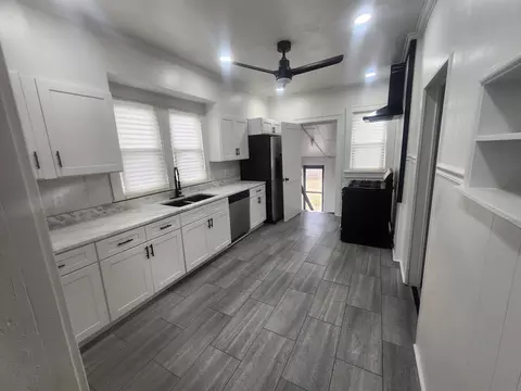 Entry Way - 1035 S Osborn Ave, Kankakee, IL 60901 photo 5 of 13