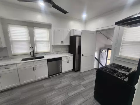 Kitchen - 1035 S Osborn Ave, Kankakee, IL 60901 photo 4 of 7