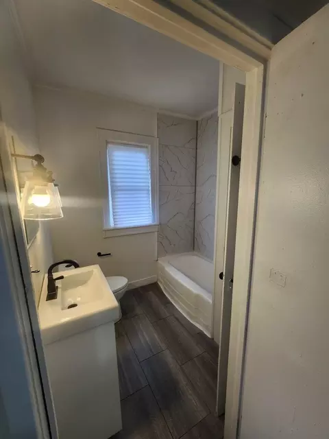 Bath - 1035 S Osborn Ave, Kankakee, IL 60901 photo 2 of 2