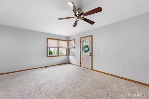 40 S Juniper Dr, North Aurora, IL 60542 photo 4
