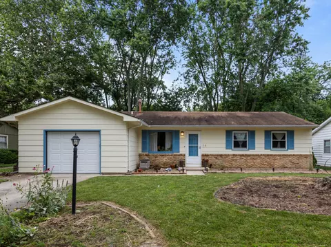 2305 Glenoak Dr, Champaign, IL 61821