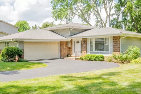 24 W660 Woodcrest Dr, Naperville, IL 60540