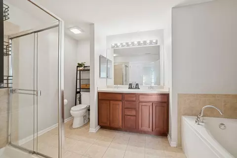 Bath - 234 Cassidy Ln, Elgin, IL 60124 photo 1 of 2