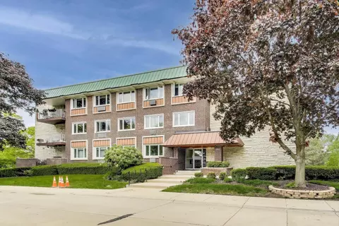 2700 E Bel Aire Dr #202, Arlington Heights, IL 60004