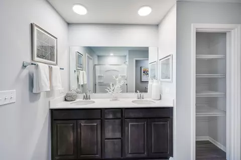 Bath - 2895 Killarny Dr, Elgin, IL 60124 photo 1 of 2