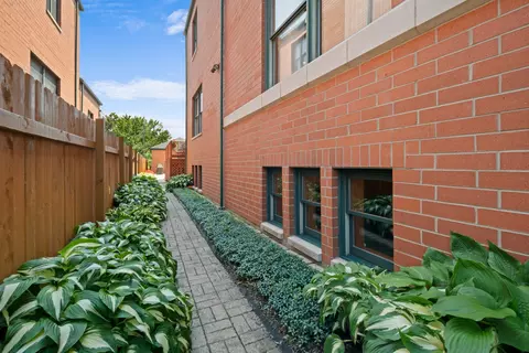 925 E 49th St, Chicago, IL 60615 photo 2