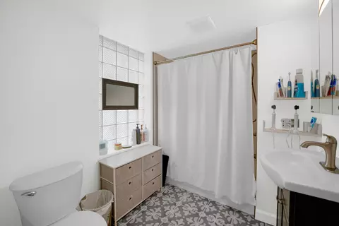 Bath - 9146 S Hamilton Ave, Chicago, IL 60643 photo 2 of 2