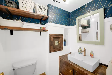 Bath - 9146 S Hamilton Ave, Chicago, IL 60643 photo 1 of 2