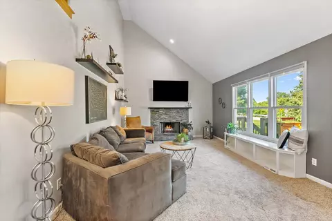 105 Devonshire Dr, Dekalb, IL 60115 photo 4