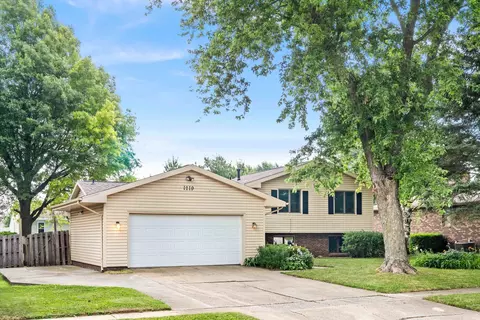 1219 Nicki Dr, Bloomington, IL 61704