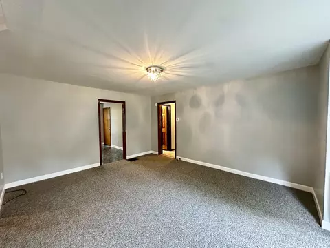 Living - 39 Leonard St, Elgin, IL 60123 photo 2 of 3